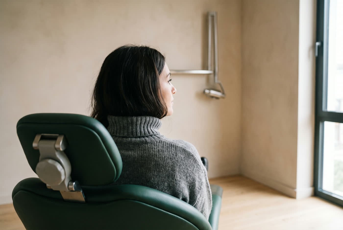 Paciente sentada na cadeira de atendimento, sala com luz natural